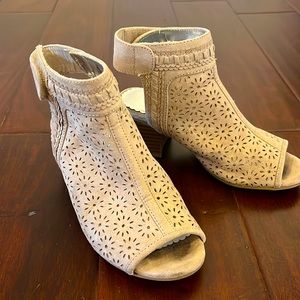 Girls heeled sandals EUC